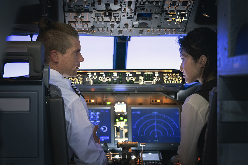 9月30日，一架迪拜航空的波音737就这么上演了现实版的“空中惊魂”，正副机长在驾驶舱内大打出手，一
