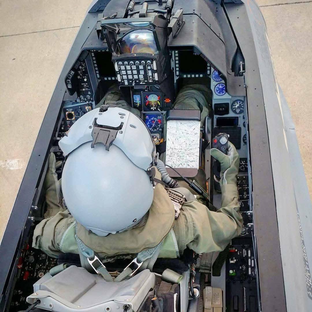 F-16Block1驾驶舱。