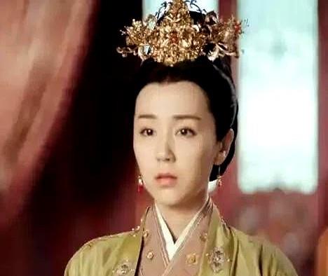 朱棣率兵攻入南京时，俘虏了朱允炆的生母吕氏。看见吕氏狼狈地摔在地上，朱棣前搀扶