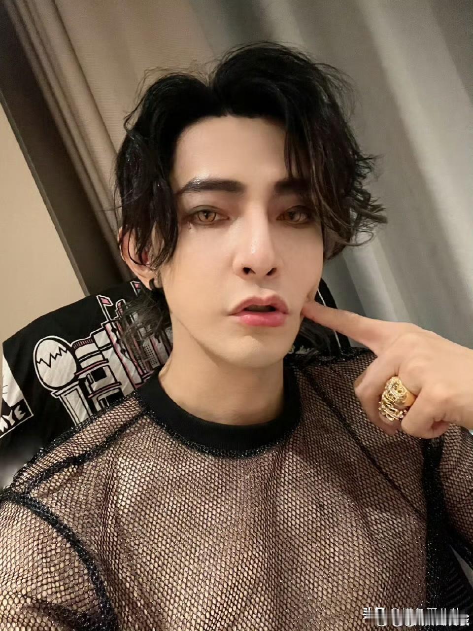 汪东城直播反复强调自己包直的就是动作神态看起来不太直的样子[笑着哭]