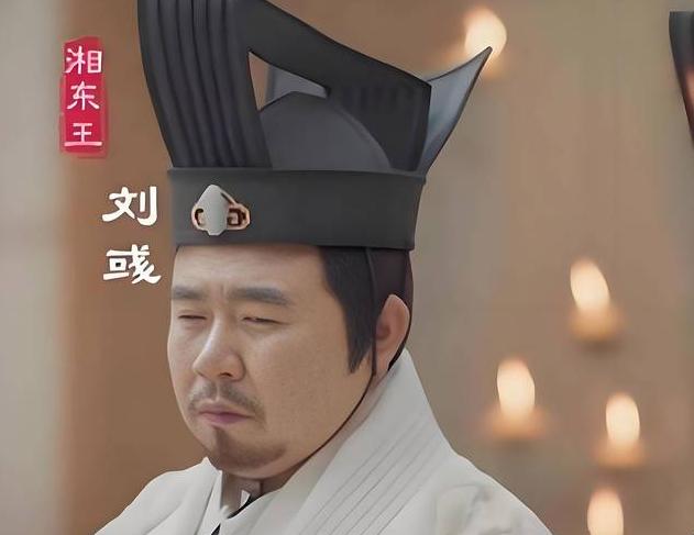 公元470年，南朝宋皇帝刘彧举行宫宴，要求女眷全都赤裸着身子参加，皇后在一旁用扇