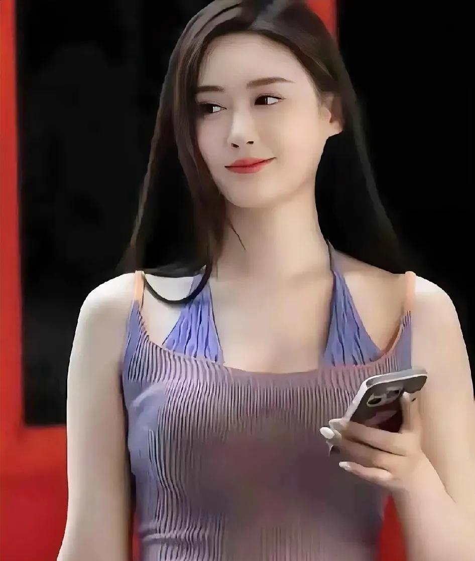 现代诗突破传统韵律和意象体系，语言陌生化消解了大众审美惯性。部分作品过度追求解构