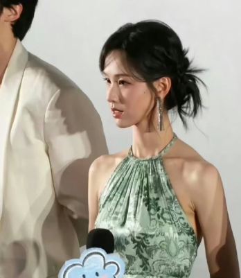 畸形审美！陈都灵再瘦下去，除了脸，其他地方没法看了！真心太瘦太瘦了，从脖子到手臂