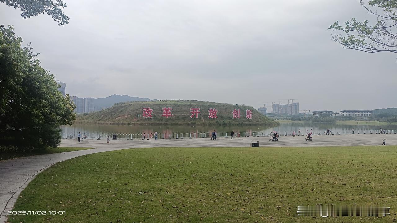 来广州知识城好久了，今天才发现一个环境优美的地方，那就是知识城九龙湖附近，湖水很