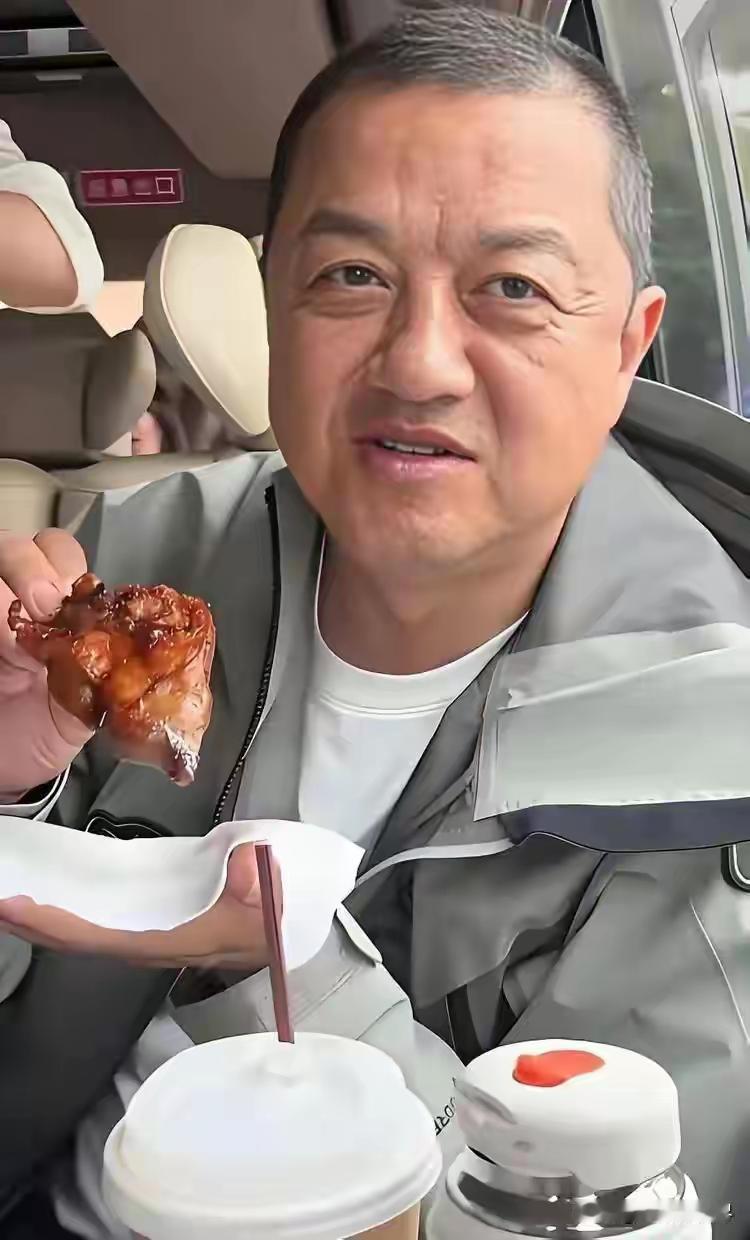 李亚鹏再度登上热搜网友纷纷直呼他老得太快了实际上，这是难以抗拒的自然规律。