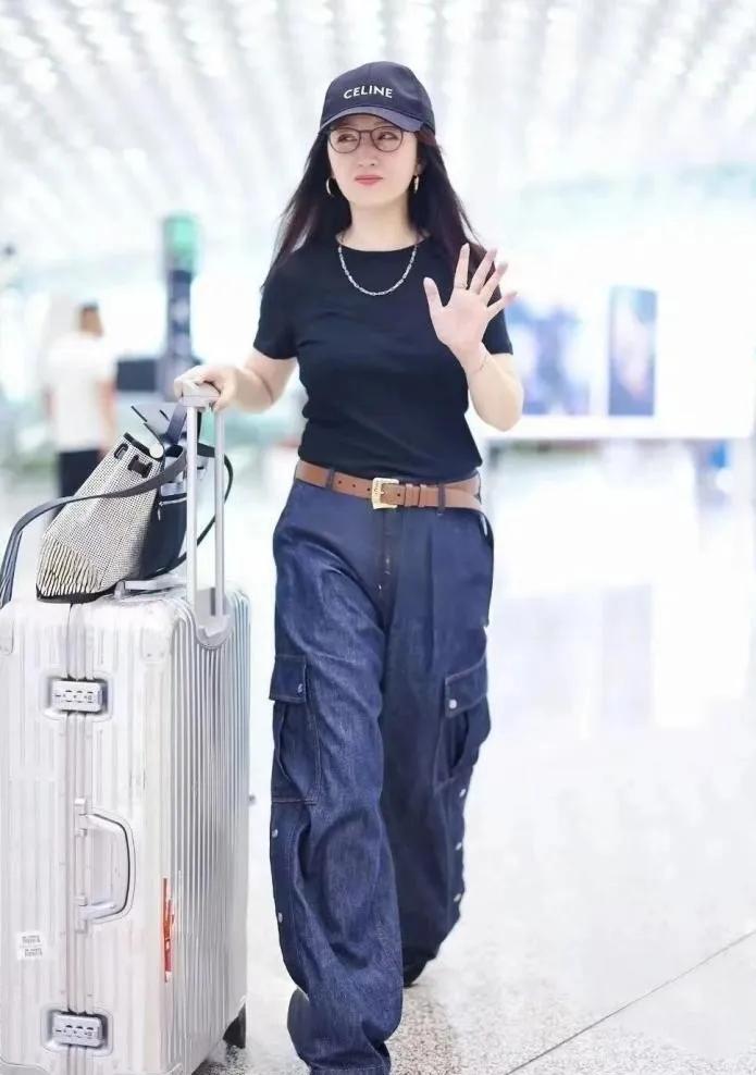 杨钰莹这工装裤穿搭，是把“减龄洋气”焊在日常里了吧！谁懂啊！黑T+工装牛仔