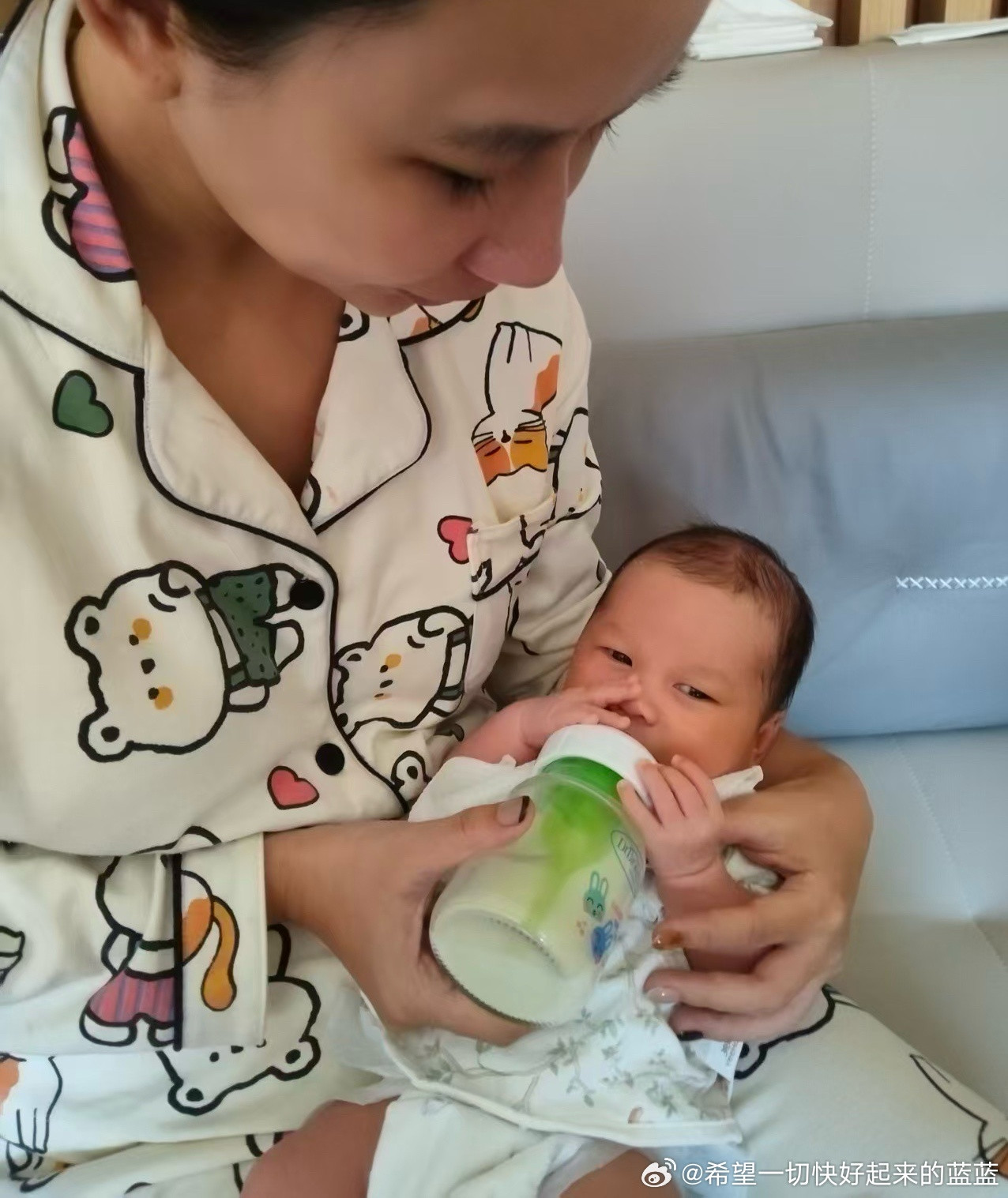 月嫂的vivo自带美颜都盖不住我这个蜡黄的脸和黑眼圈跟大家说我这几天突然变得巨丑是真的第一次感觉脸上