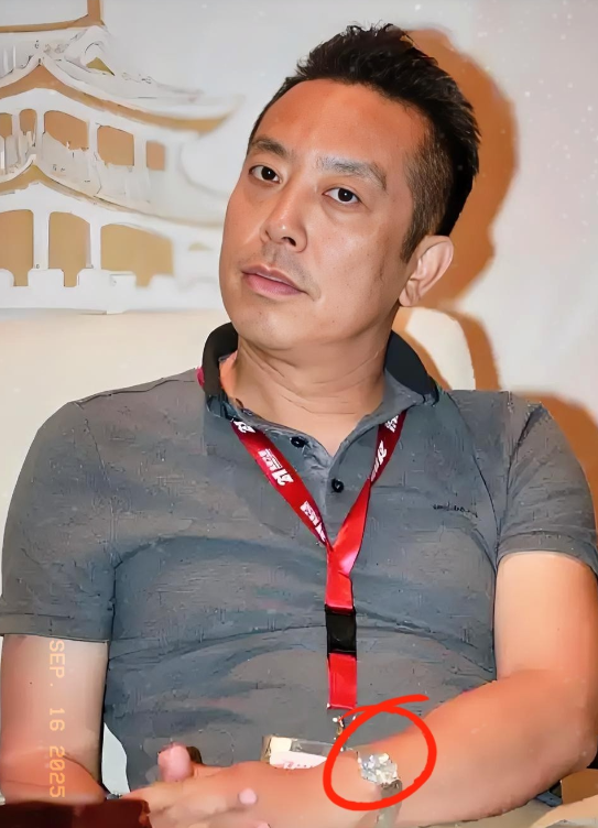 罗永浩这次连夜就跑去香港，真不是一般的脚底板发凉！你仔细看贾国龙面相就会发现