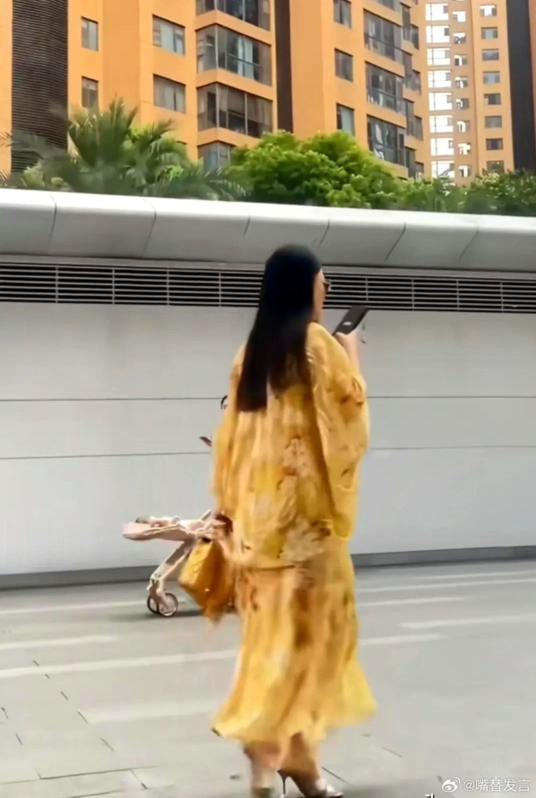 李湘、王岳伦，这对离了婚的前夫妻，带着女儿在长沙街头现身了。 但全场的...
