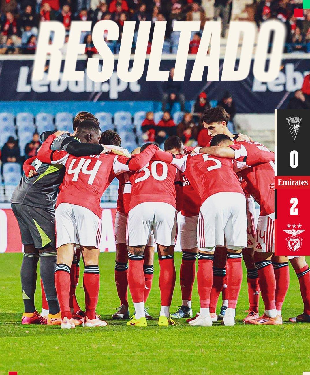 穆里尼奥的本菲卡，上下半场恍若冰火九重天，上半场三中卫被对方摁着摩擦，下半场换成