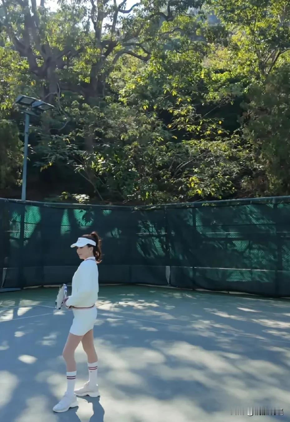 我猜，方媛能征服郭富城的，除了低调、耐得住的性子，最主要的就是美貌吧。[呲牙笑]