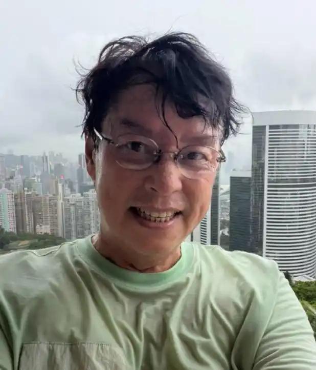香港红馆刚出了一桩“砸人饭碗”的稀罕事。76岁、连开10场四面台、全程全开麦3个
