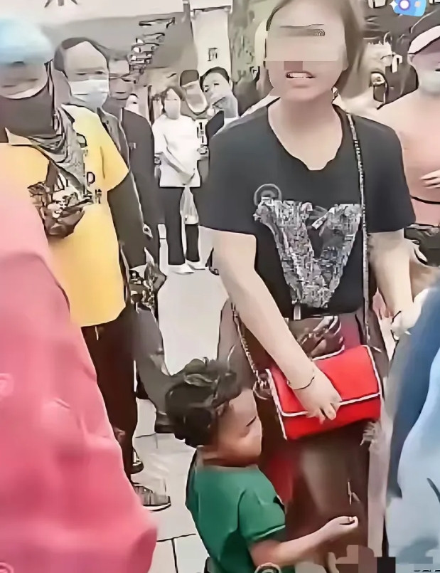 29岁的海归女在网上公开征婚。她曾在英国留学工作六年，在留学期间与一名40多岁