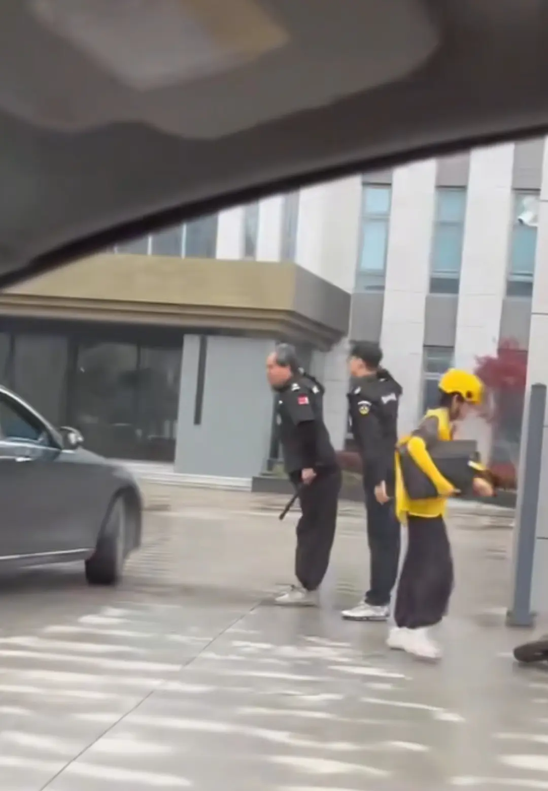 这两个保安，我也是醉了。