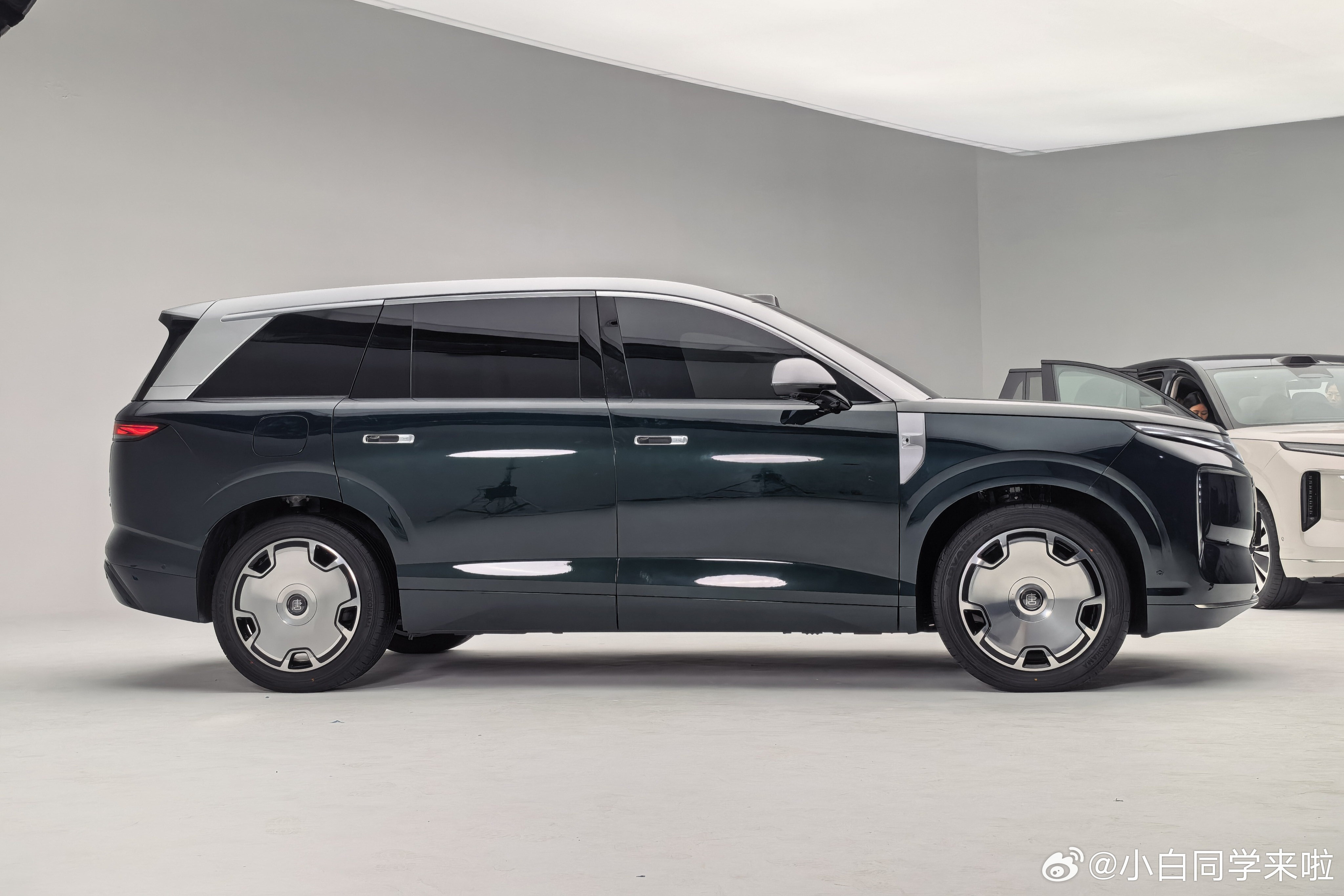 比亚迪王朝网旗舰SUV近距离实拍图分享给大家，实车气场可以的，毕竟尺寸很大。