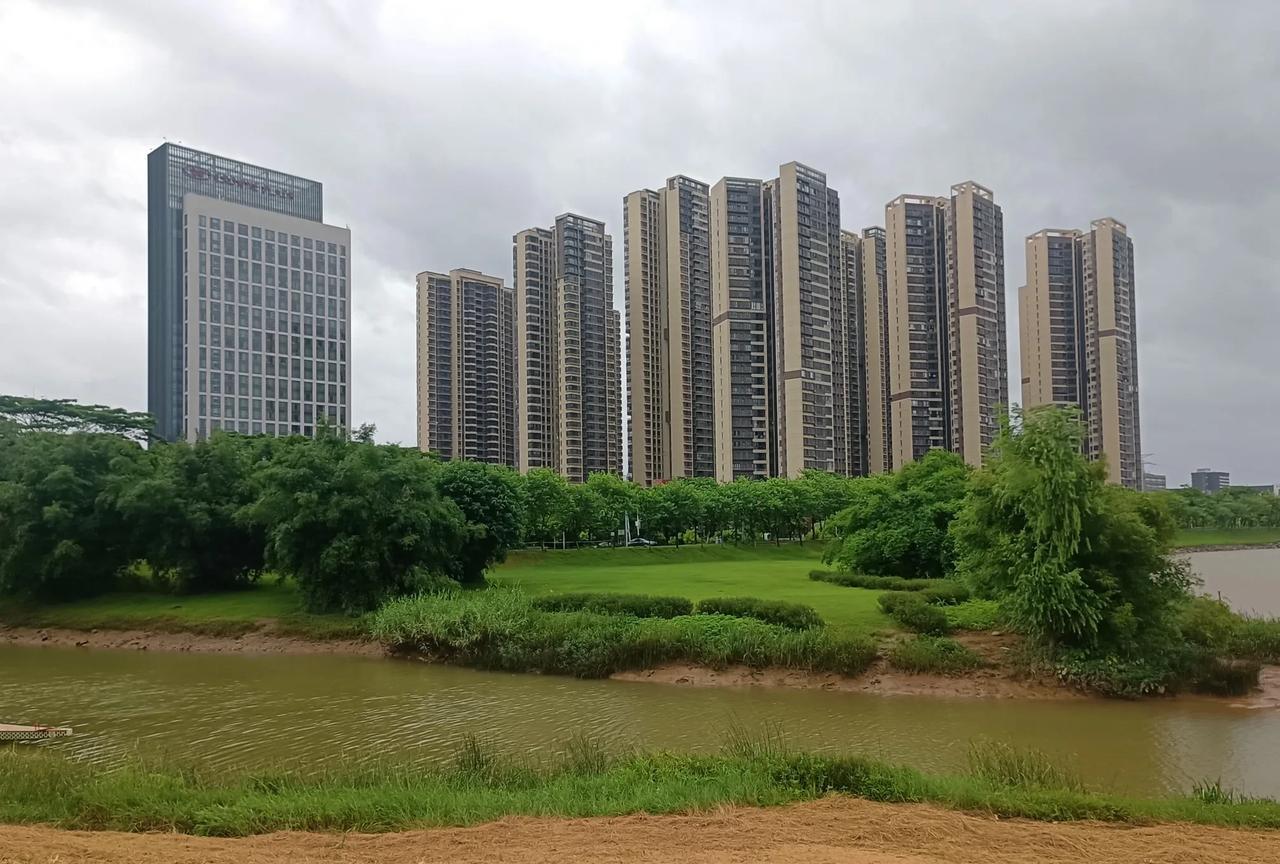 我特别想知道，二三十年后，我们现在住着的这些还算8成新的楼房陈旧了，想换新