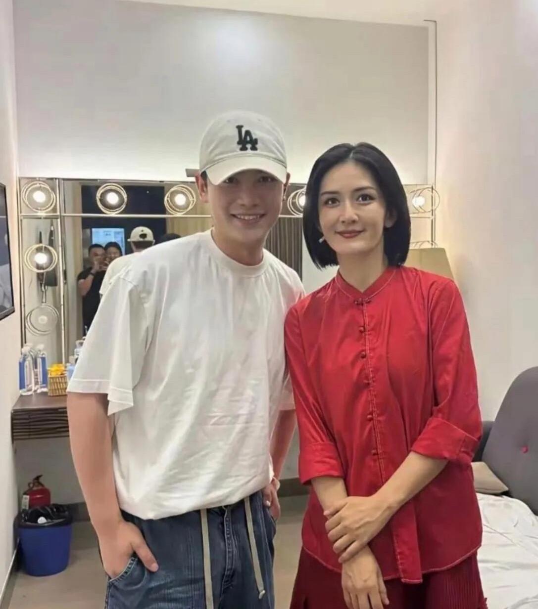 女神最终也迈入了中年的行列，看起来没有原来年轻了。谁也逃不掉岁月的洗礼，包括明星