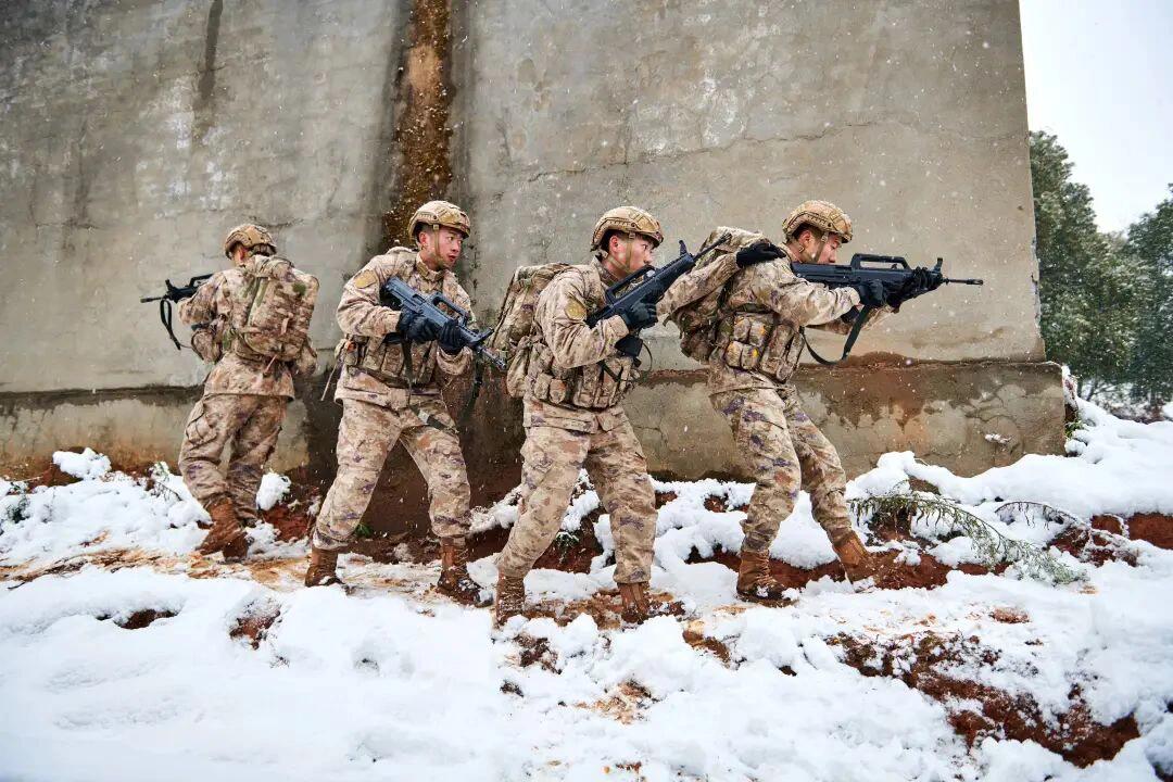 陆军兵冬季雪地训练，寒风凛冽，战士们踏雪前行，磨砺意志，锤炼实战技能，只为守护边