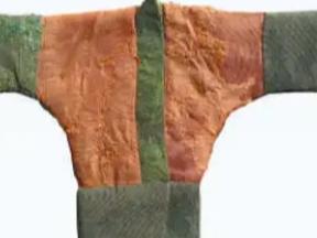 你以为汉代只有刀剑烽火？敦煌出土的这件“娃衣”颠覆了所有认知——在军事烽燧里