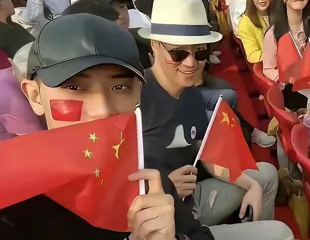 以为自己破次元了！竟然看到黄子韬和辛柏青同框了！辛柏青看起来状态不错！这还是