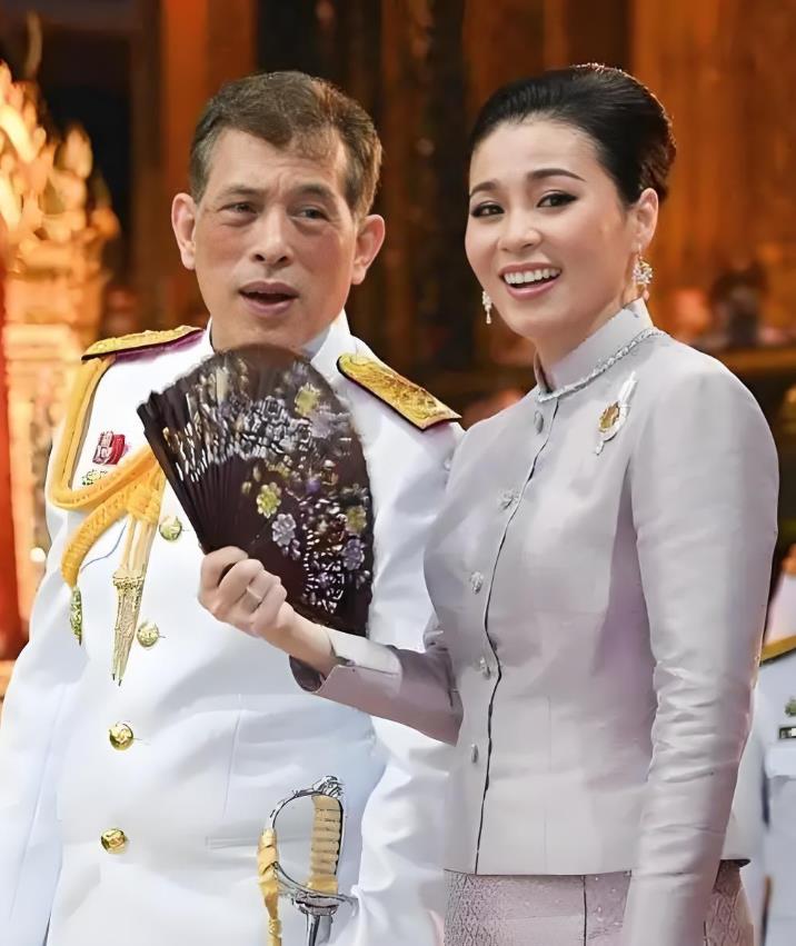 泰国国王心理似明镜，社会如果动乱，会给泰国造成什么后果，所以，他提前做了准备。
