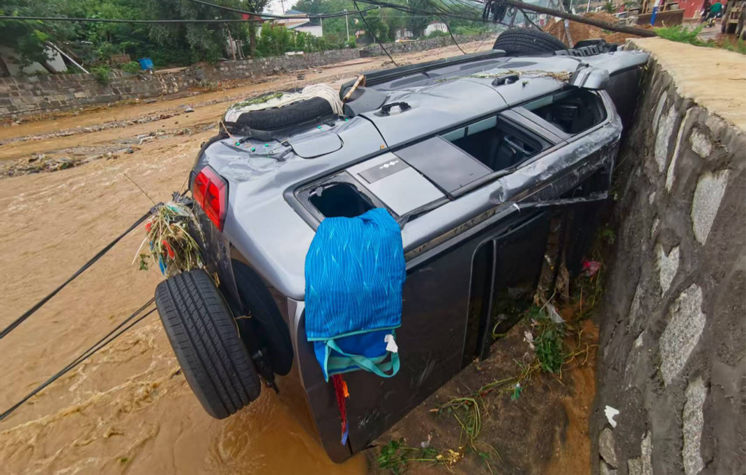 河北保定阜平县突然遭遇暴雨，一位方程豹豹5车主踏上救援之路，他本想救援被困车