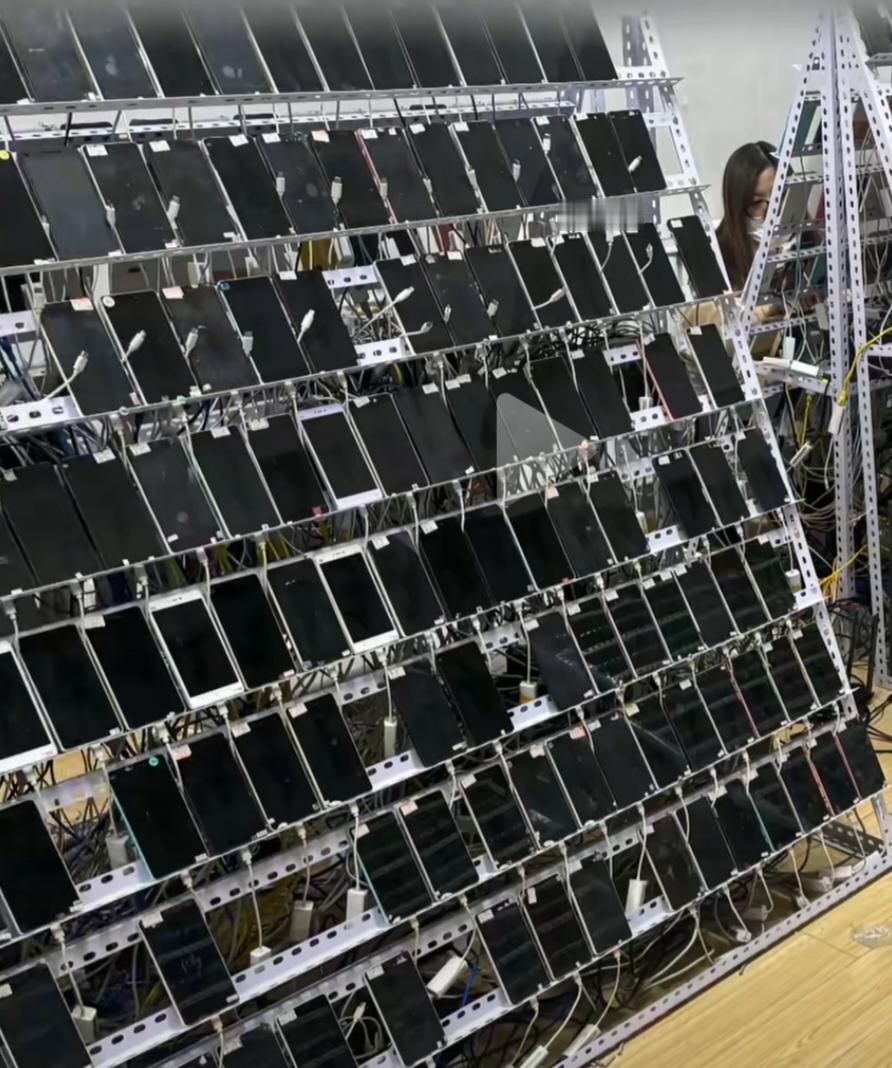 宁夏，男子操纵上千台手机刷流量。警方一锅端了。看来这上千台手机都没信了，成了脏品