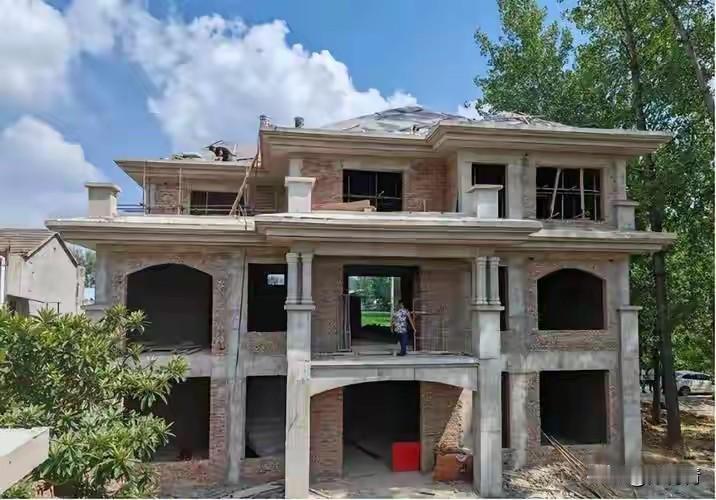 农村走不出的怪圈。在外拼命打工赚钱，赚到钱回家建小洋楼。建好房子在村里空关着，一