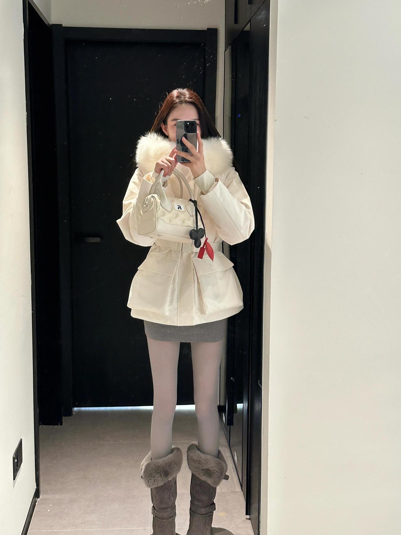 今日穿搭是冬日温柔轻熟风，整体搭配兼顾保暖与精致感：上衣：米白色带毛领收腰棉