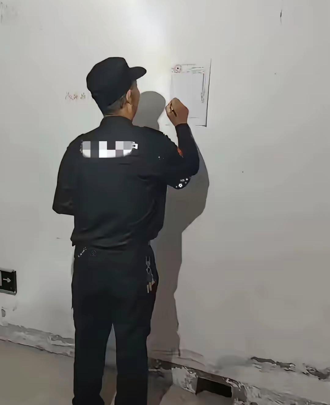 我们小区的保安是越来越少了，起初还以为物业是减员增效呢！原来不是，物业为了防止