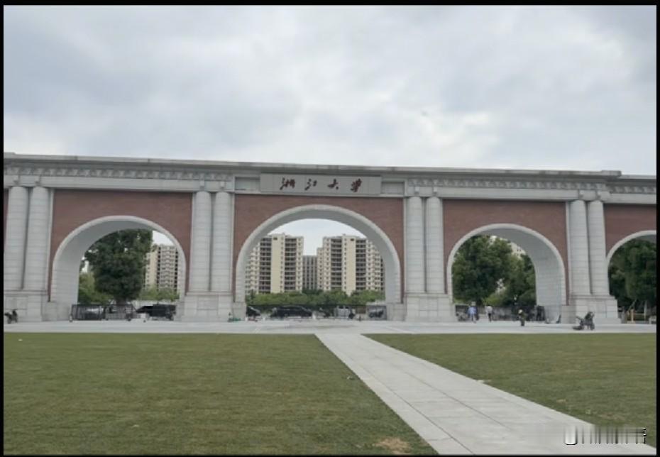 国乒休假，向鹏也回浙江了。刚刚看到向鹏更新了动态，这是去浙大了啊，浙大的校门真