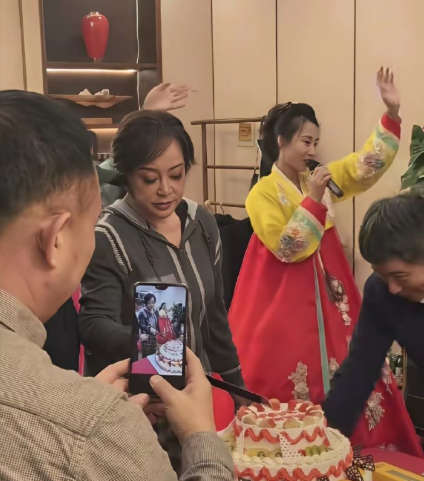 刘晓庆过75岁的生日画面曝光，没有熟悉的明星在场。画面中刘晓庆并没有精心打扮，只