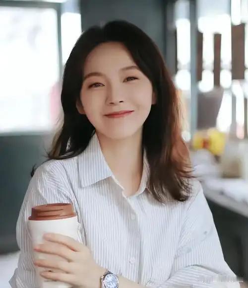 一个三岁就被亲生父亲赶出家门的女孩，三十四年后成了家喻户晓的演员。那个当年嫌她是
