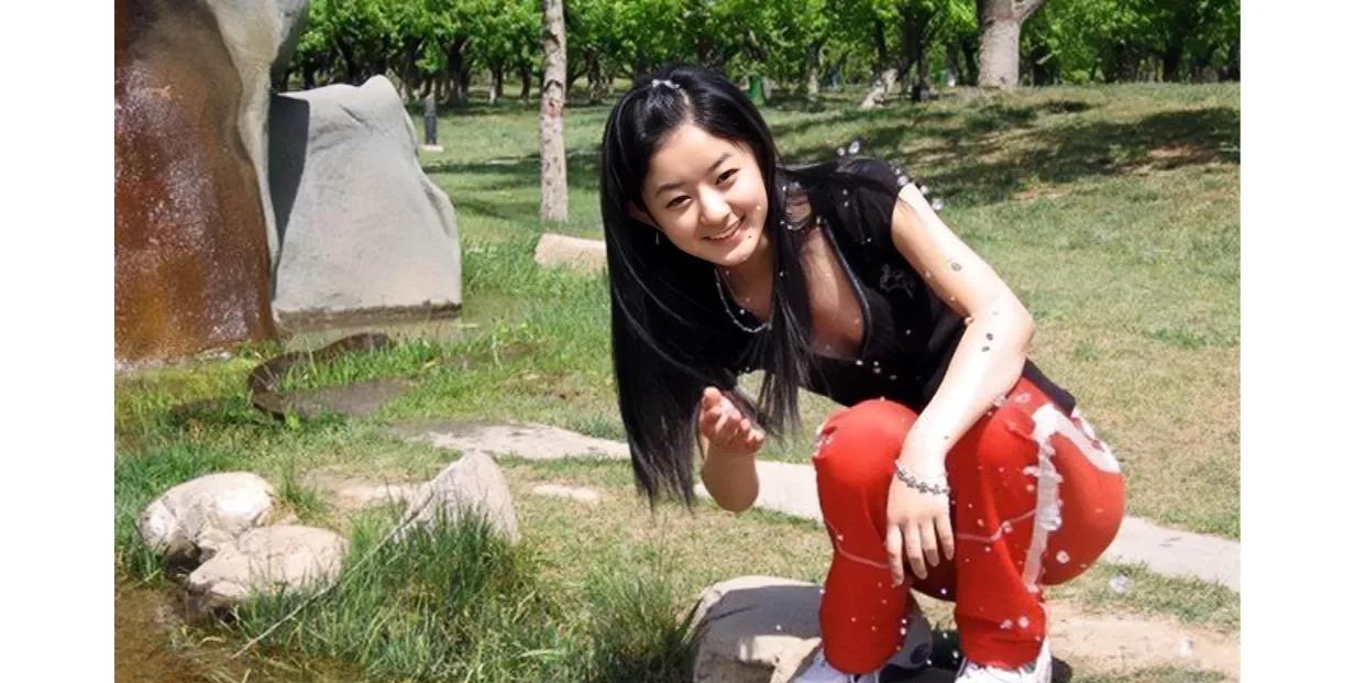 这张照片展现出了赵丽颖早年在户外游玩时的情景，真是惊艳了时光。