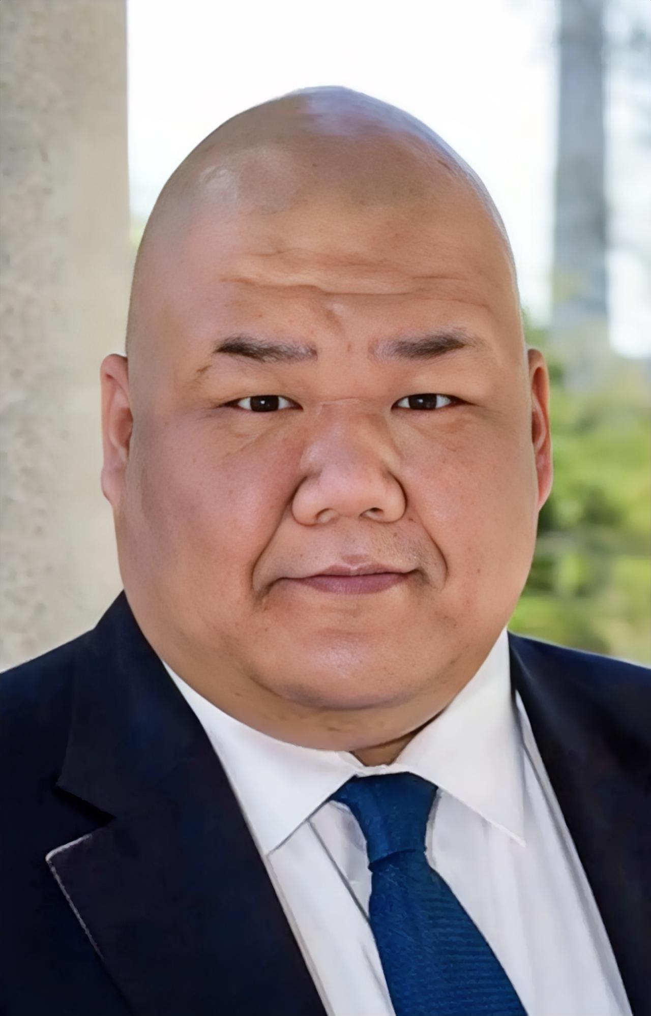 这位光头人士坐在特朗普身旁，全程没怎么开口说话，可现场镜头却总是时不时扫过他，他