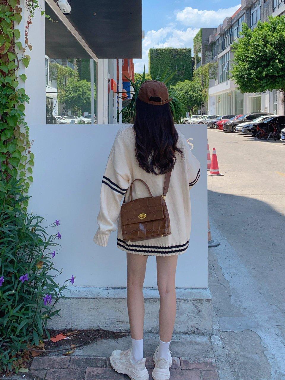 棕色棒球帽+米色毛衣+短裙，简约又时尚！