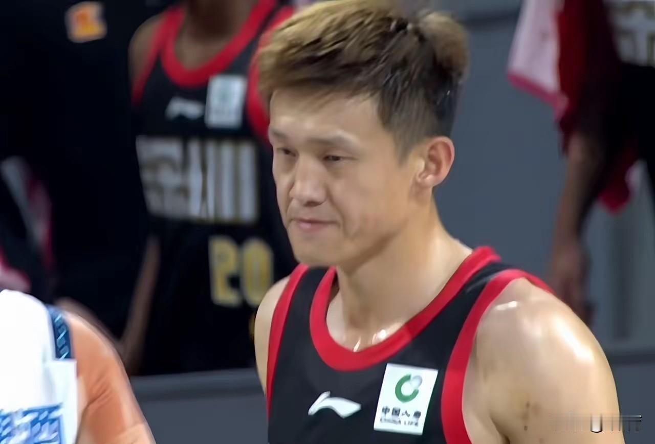 说句实在话，深圳男篮还不如让周鹏继续担任主教练！北京时间12月18日CBA常规赛