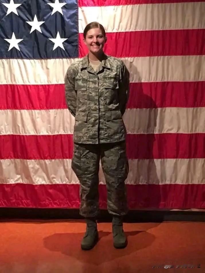 一位美国现役军人在社交平台上留言：“我是美国人。我爱我的国家。作为一名空军,