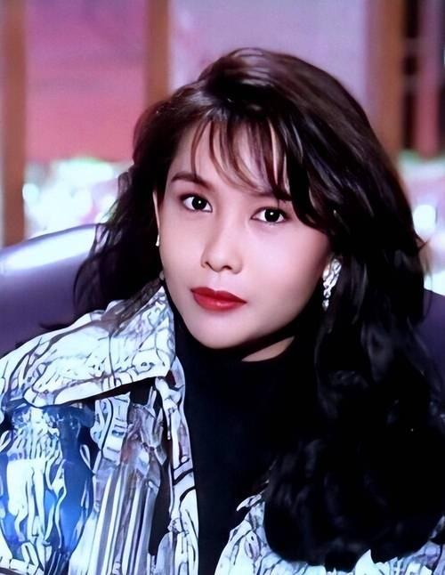 1997年邱淑贞和王晶分手后，转身嫁给了身家百亿的沈嘉伟。结果结婚当天，沈嘉伟正