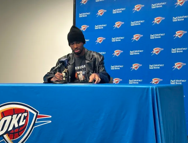 NBA常规赛，雷霆以137-106战胜鹈鹕。赛后，亚历山大接受了采访。谈到球队