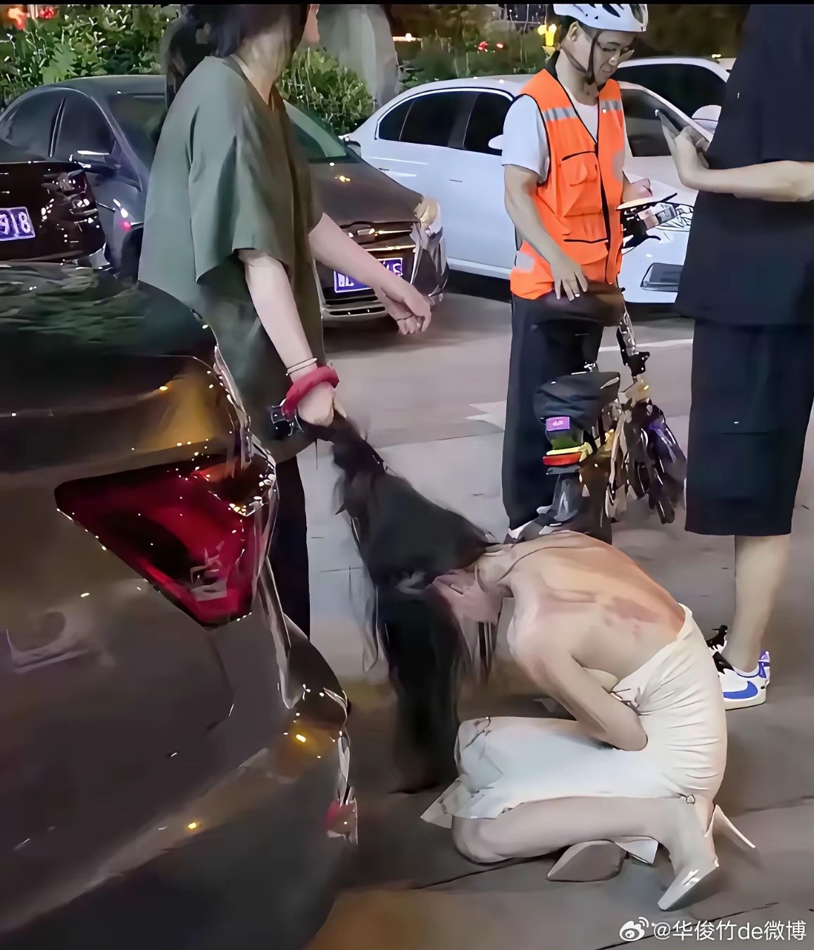 为这个小三，你说值不值？原配不收拾自己的男人，而是在大街上手撕小三，小三背上满是