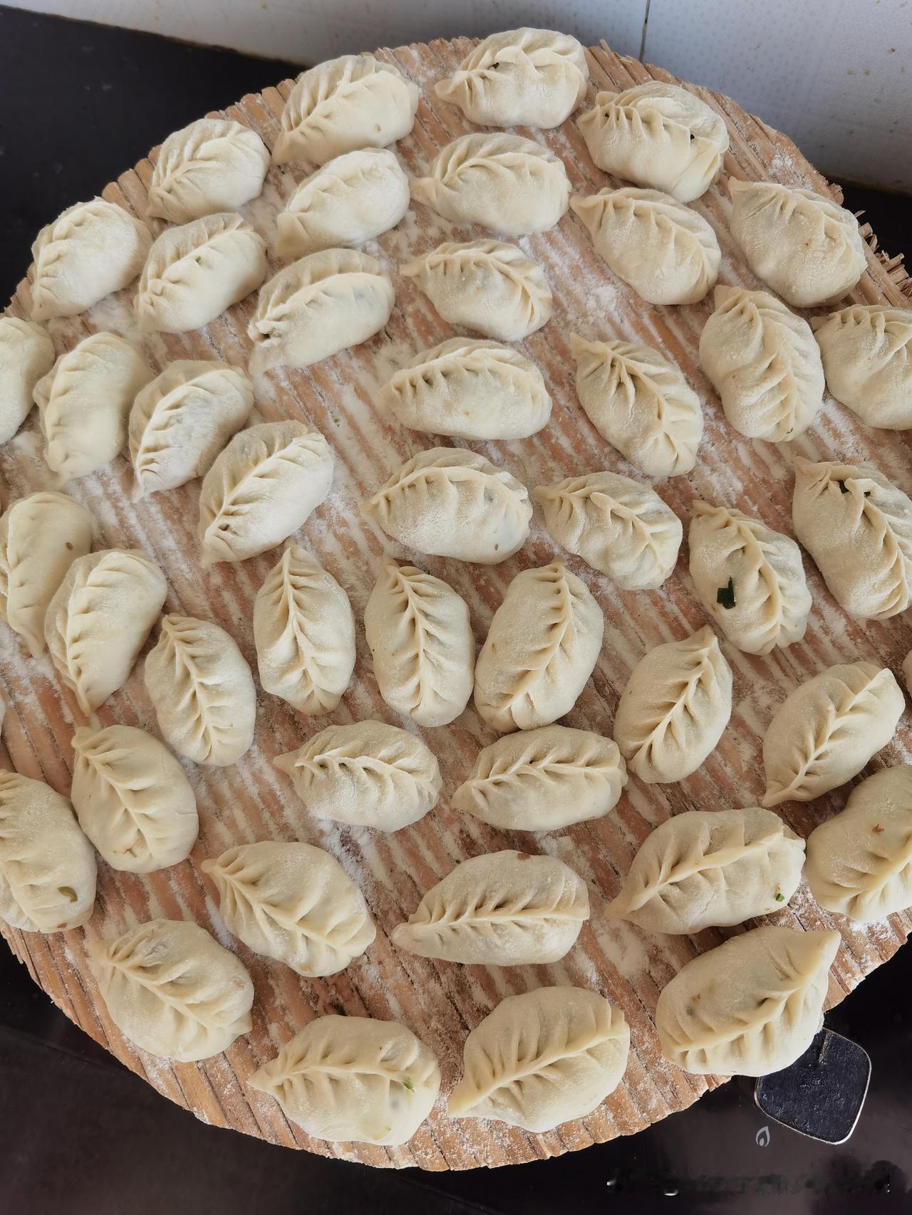 今天苏州又降温了，下班懒得炒菜，干脆包饺子吃。买的现成饺子皮，馅料是白菜猪