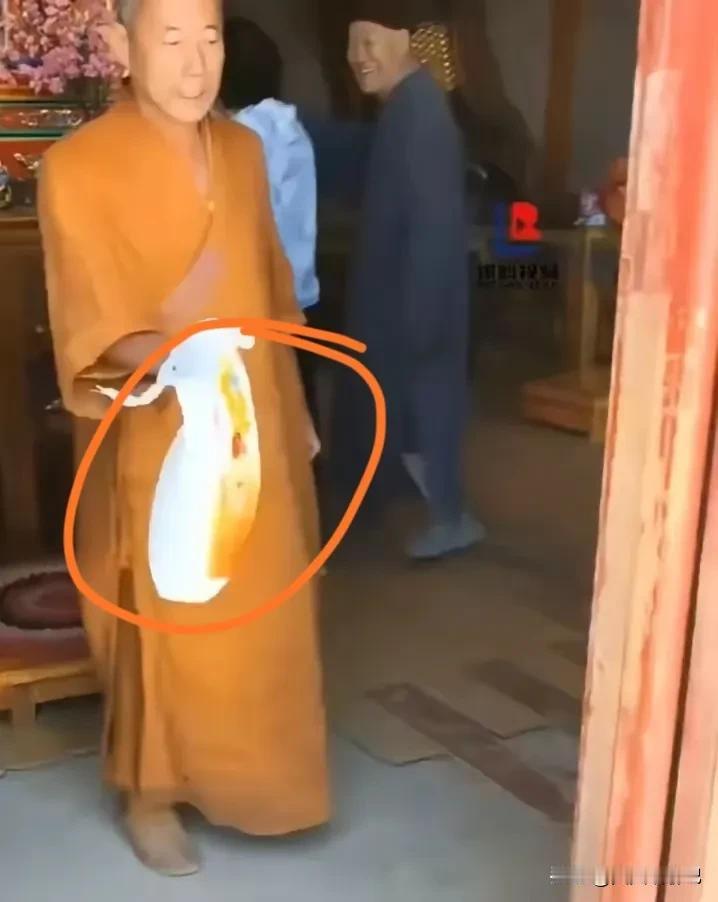 嫌弃香客供奉的大米不入法眼，寺内和尚随手就扔了出去，五台山作为佛教圣地，这