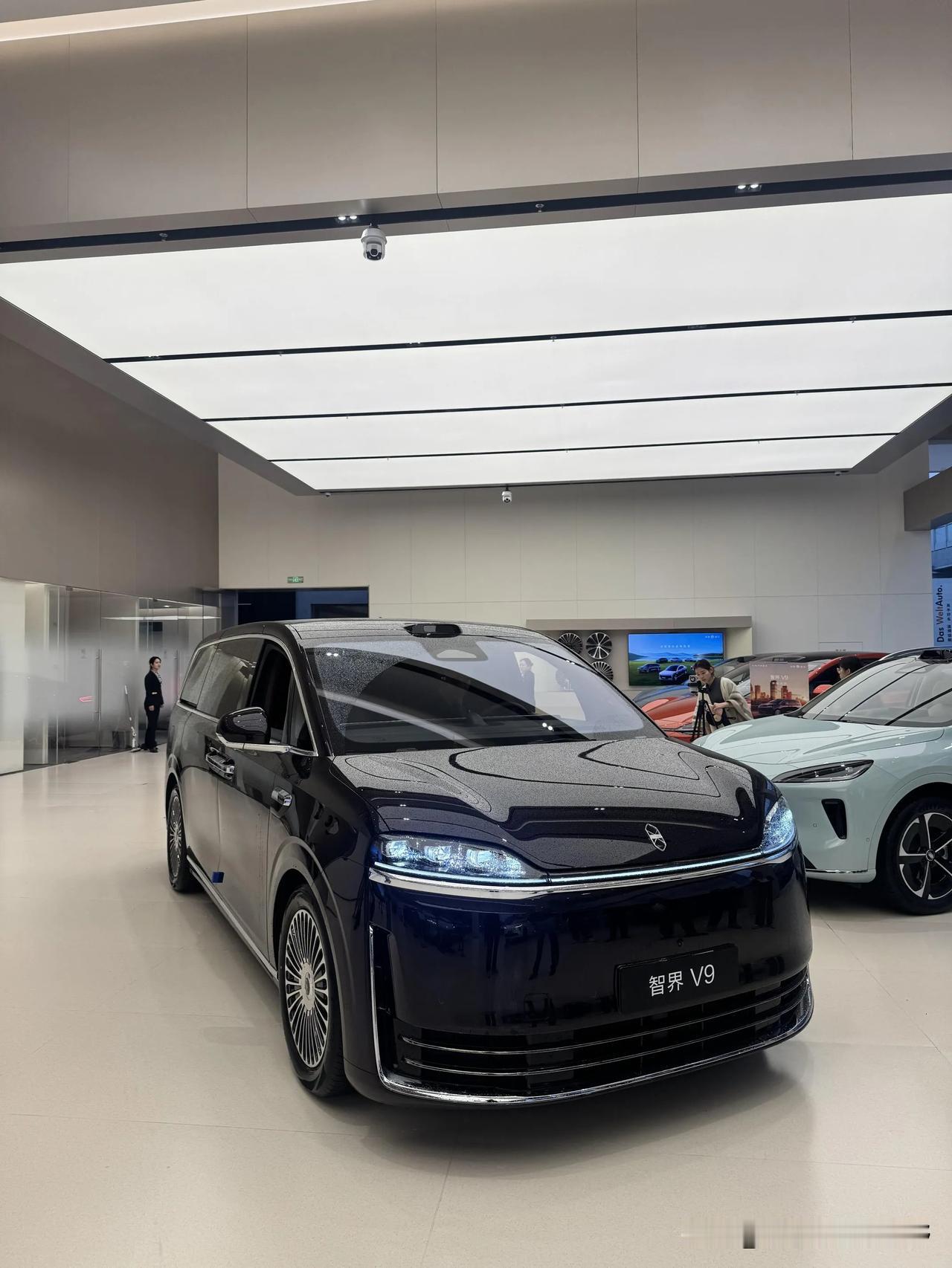 智界V9，替你们看过了，座椅舒服的！如果价格四十小的话，感觉还可以的