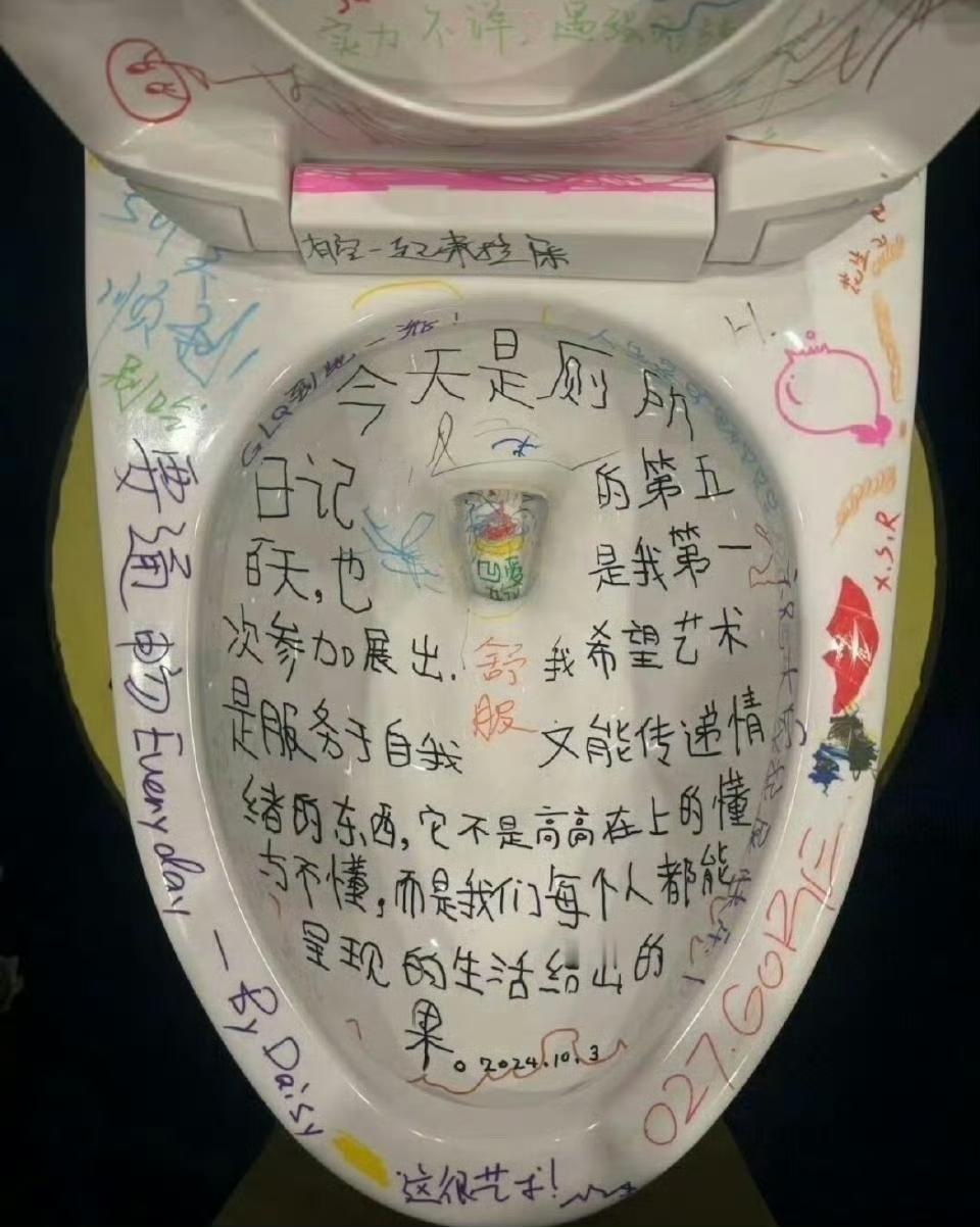 上厕所那瞬间，我直接呆住了这是什么行为艺术啊！