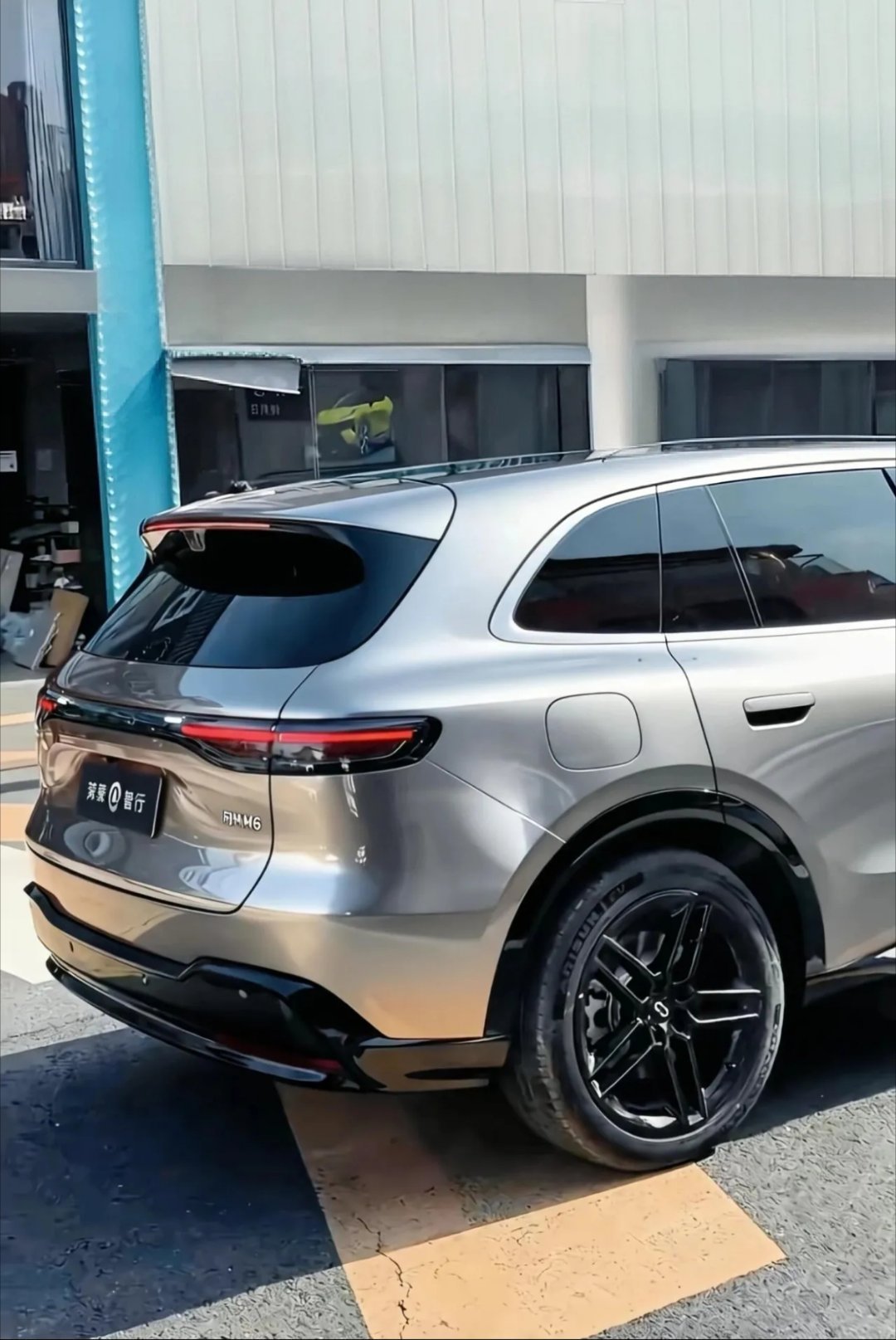 华为问界M6银色真车外观曝光，看着很有质感，颜值不错，大家觉得怎么样？