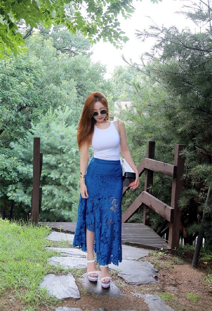 出差坐火车遇到一个美艳少妇，一直在我上铺唱歌，我叫了声：“美女，别唱了，让我睡会