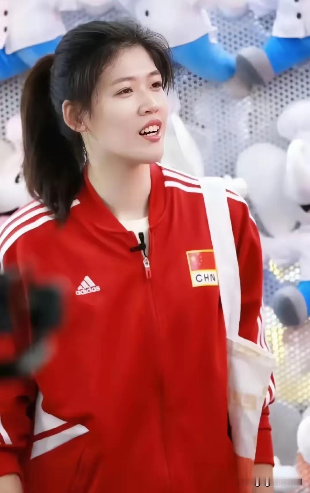 李盈莹这姑娘真行！带着伤脚和半箱辣酱就闯意甲，米兰更衣室都挂上中意国旗了。国际排