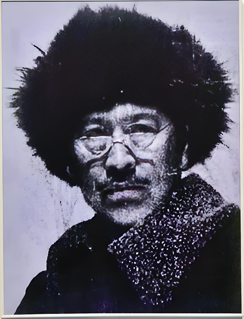 1937年，67岁的大地主戴万龄被日军擒获，竟用两块钢板将戴万龄夹在中间，用铁丝