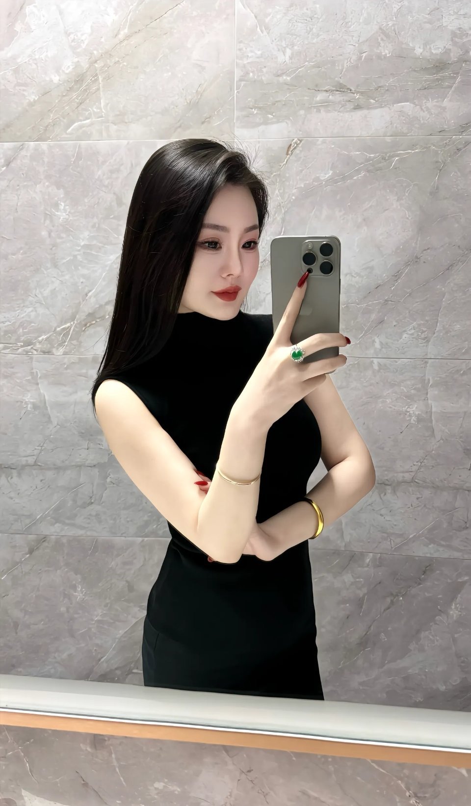 一个男人错过了最想在一起的人，就会变得越来越随和。一个女人错过了最想在一起的人，